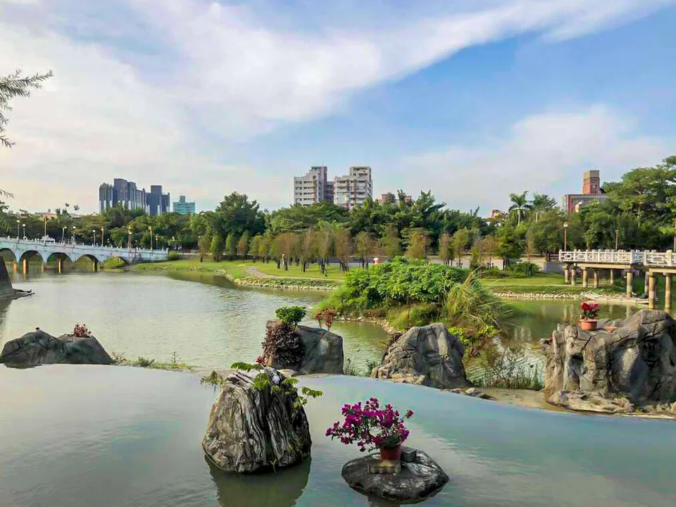 金獅湖庭園、水景與城市天際線